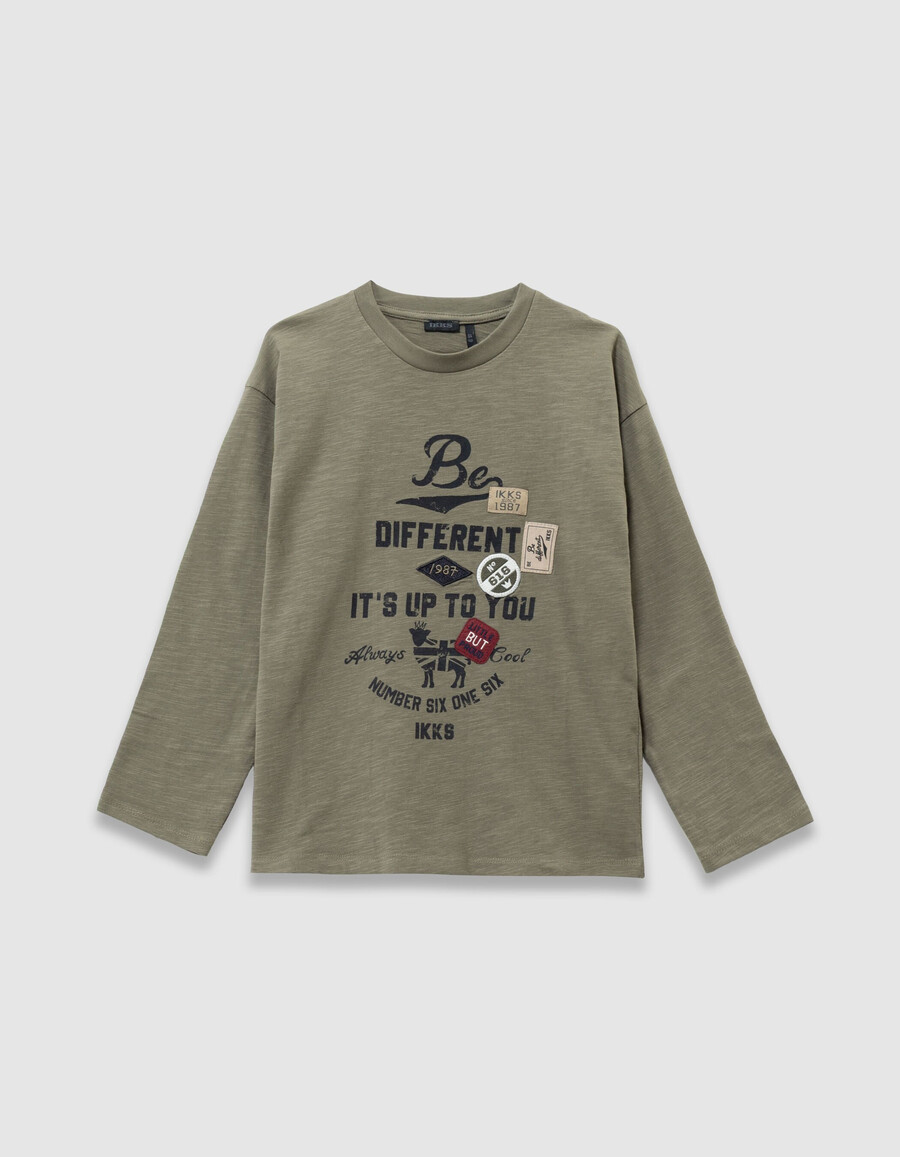 camiseta de algodón orgánico color caqui para niño con eslogan e insignias