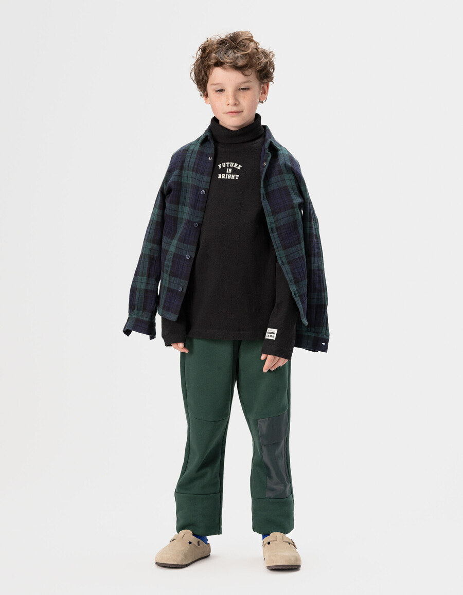 camiseta negra de manga larga y cuello vuelto para niño