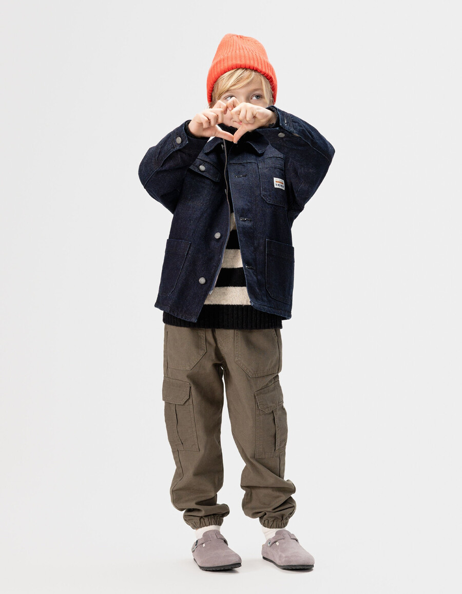 pantalones deportivos holgados color caqui para niño