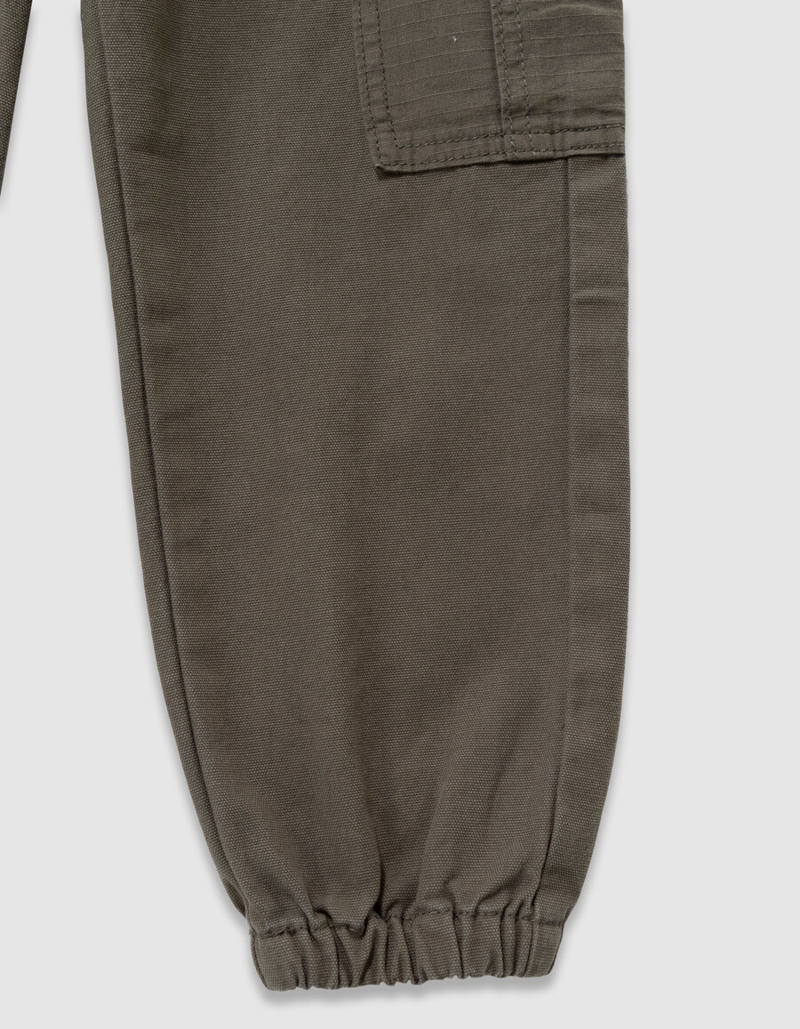 pantalones deportivos holgados color caqui para niño