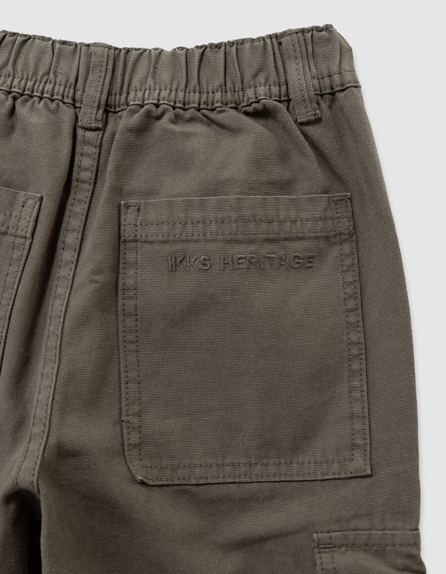 pantalones deportivos holgados color caqui para niño