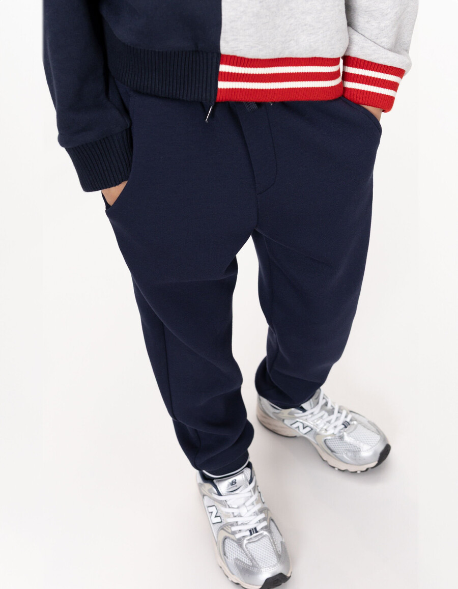 pantalones deportivos azul marino con cordón ajustable con letras para niño