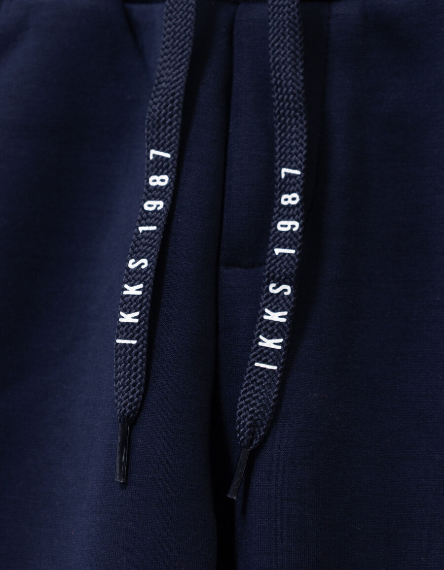 pantalones deportivos azul marino con cordón ajustable con letras para niño