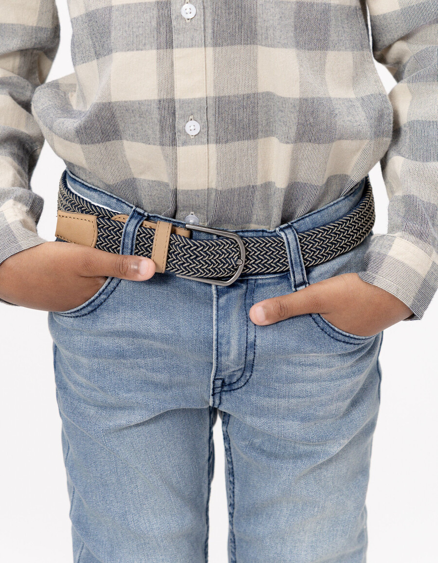 vaqueros ajustados azules para niño con cinturón tejido