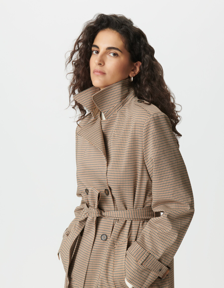 gabardina larga de pata de gallo color camello para mujer