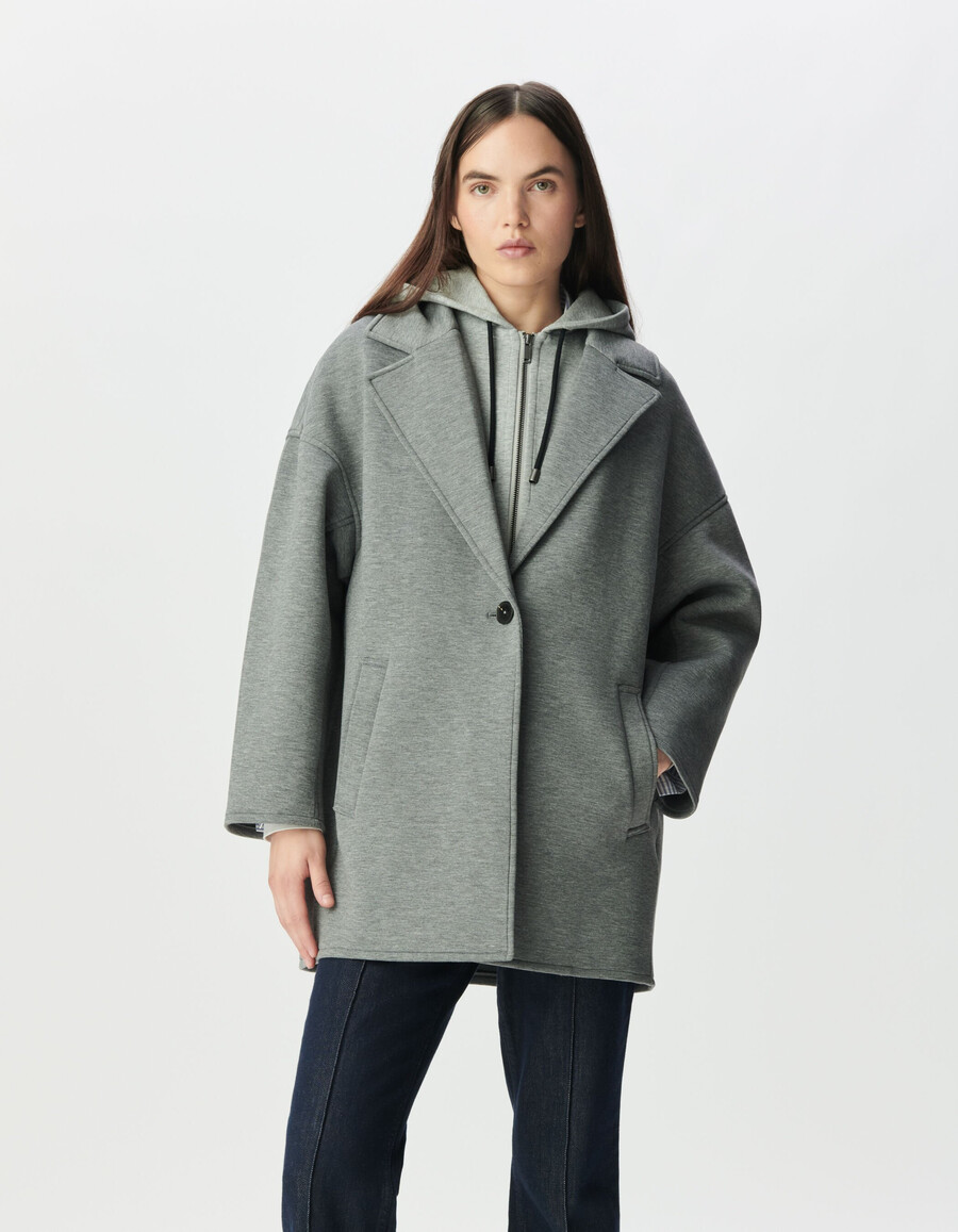 abrigo gris de mujer con capucha desmontable