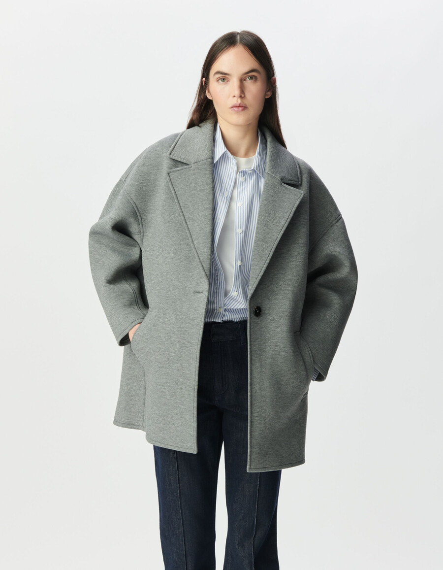 abrigo gris de mujer con capucha desmontable