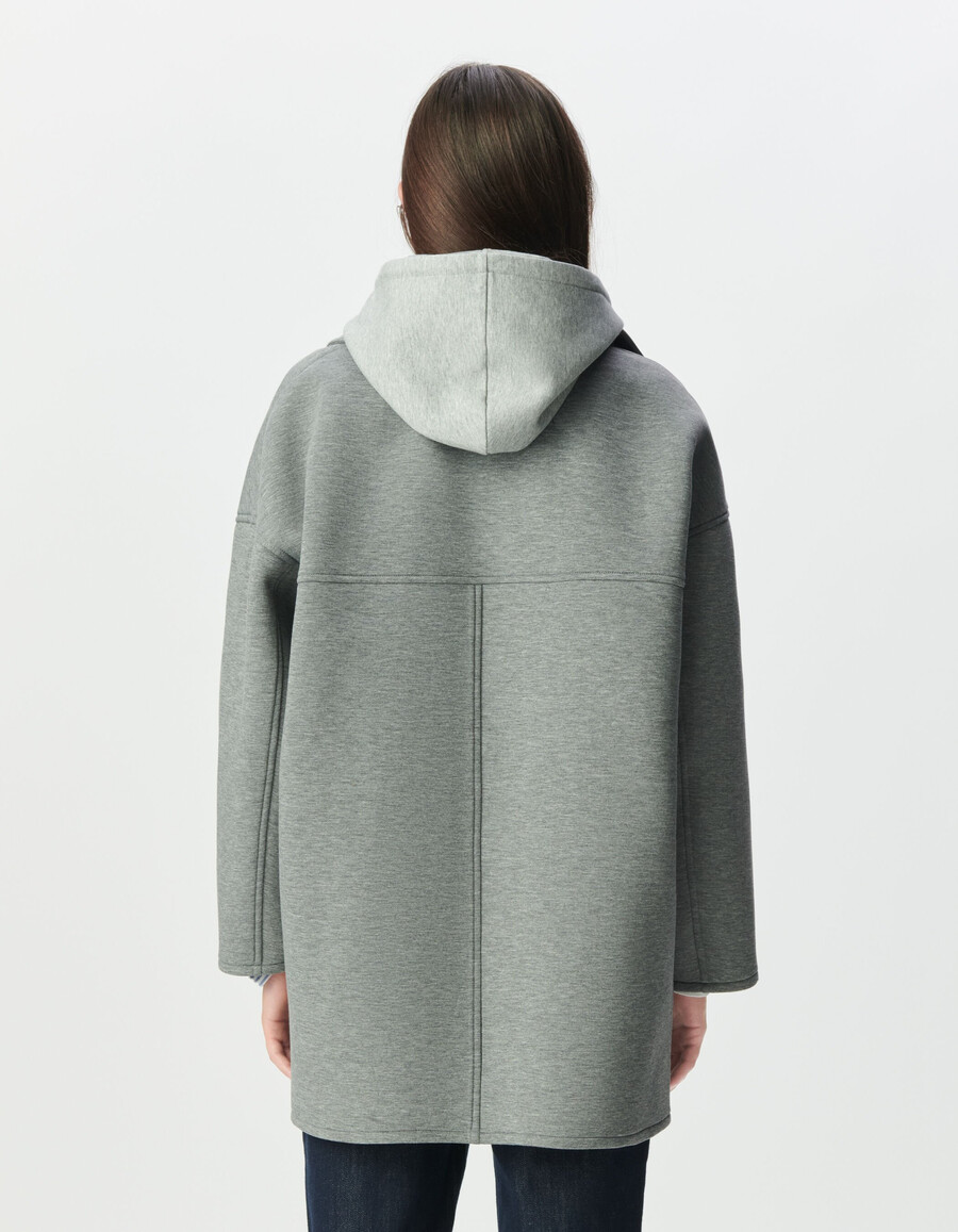 abrigo gris de mujer con capucha desmontable