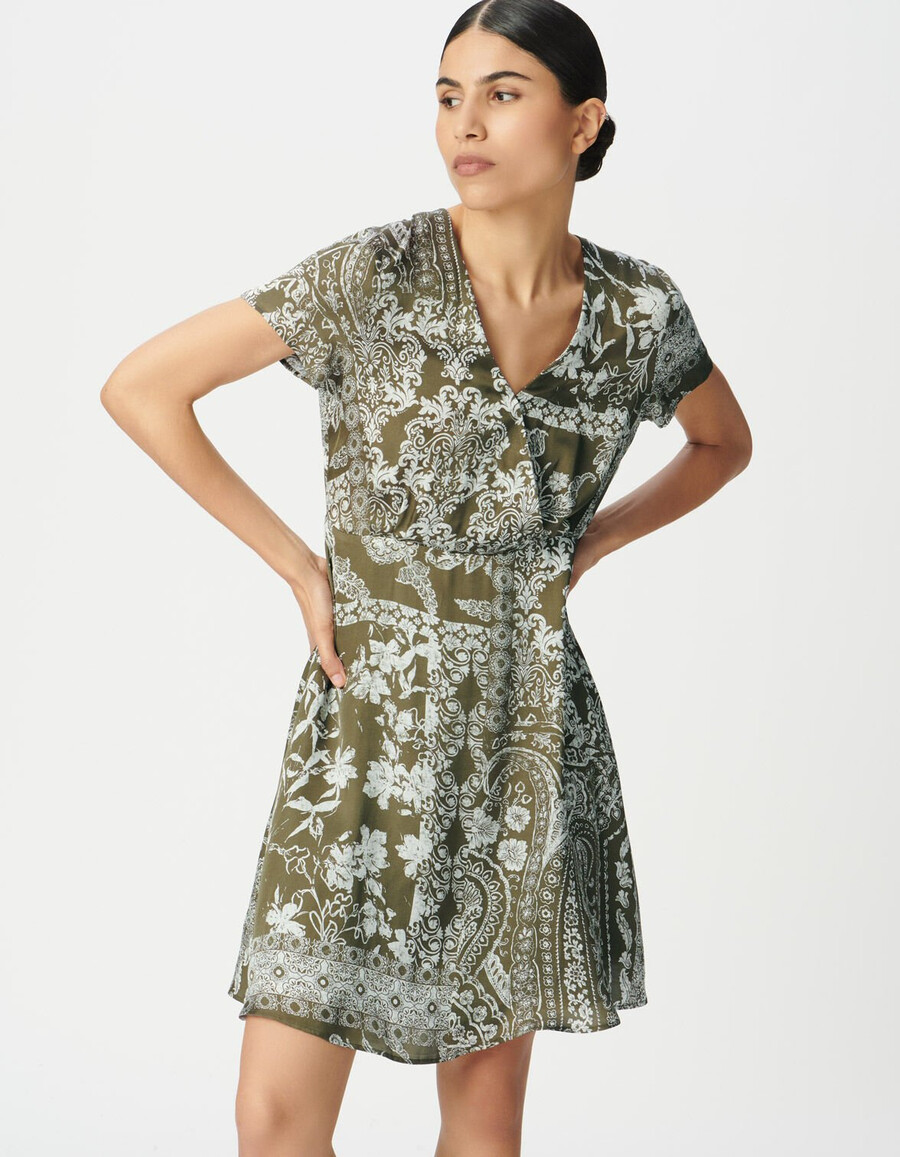 vestido fluido color caqui para mujer con estampado de bufanda