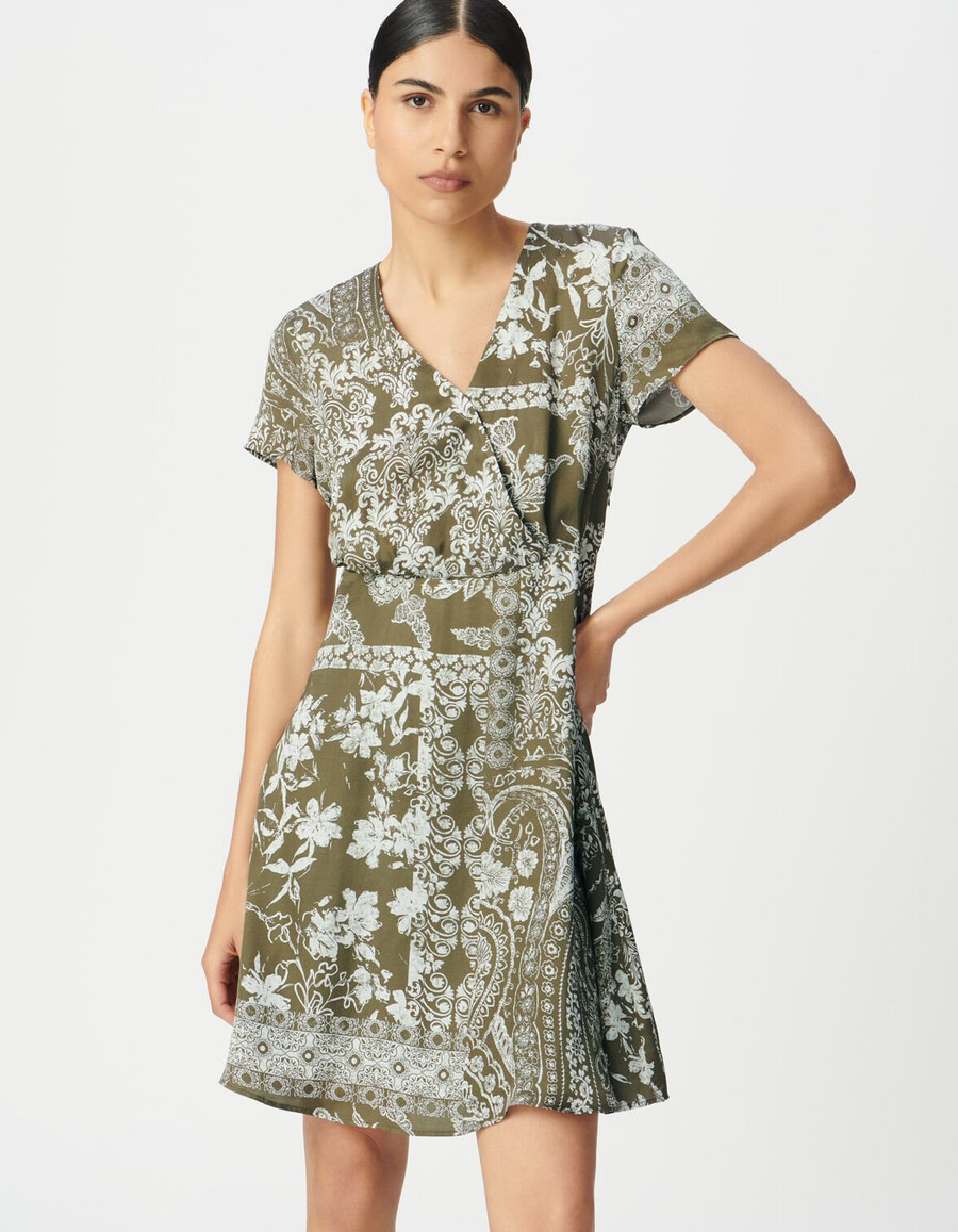 vestido fluido color caqui para mujer con estampado de bufanda