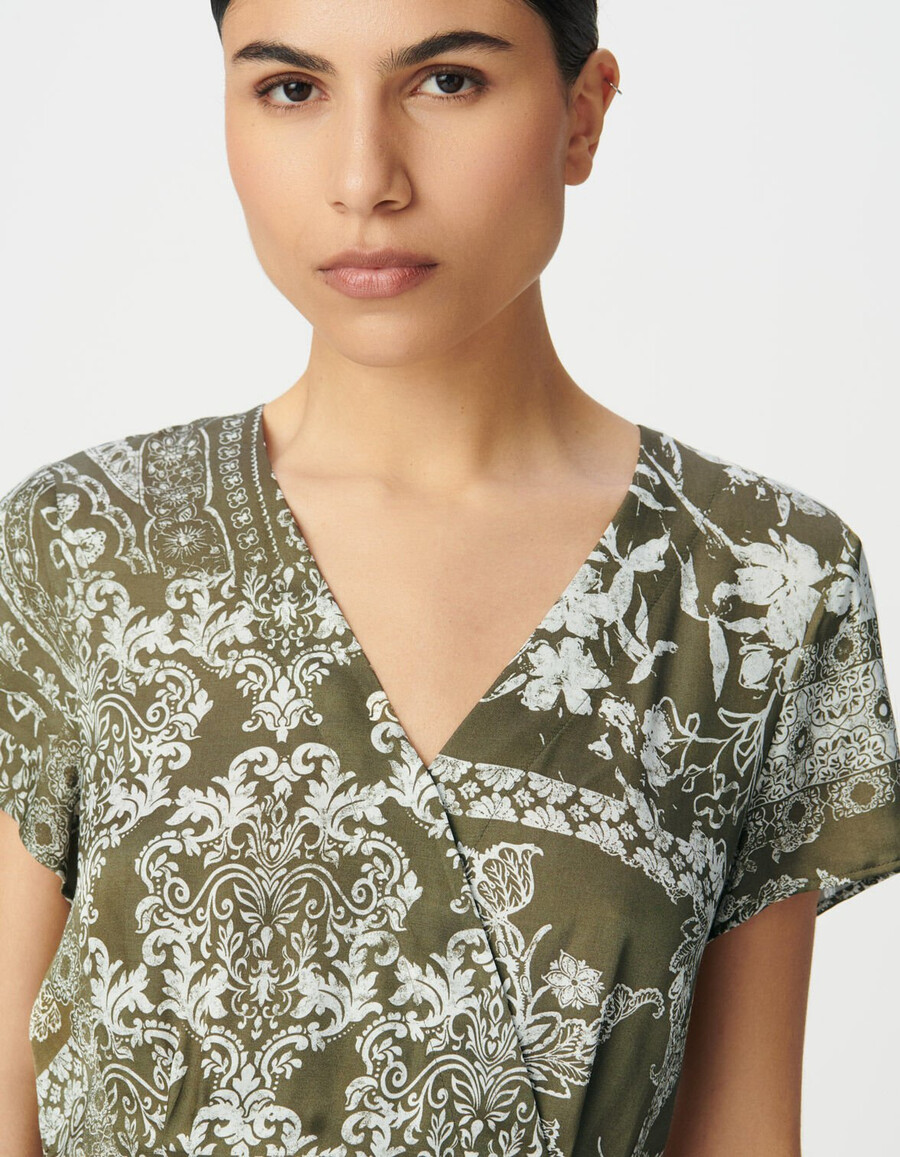 vestido fluido color caqui para mujer con estampado de bufanda