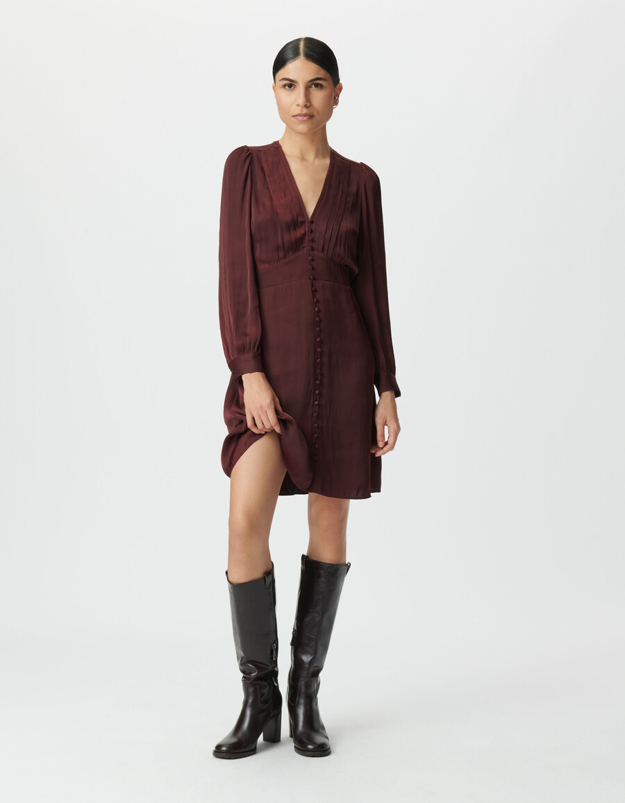 vestido burdeos de mujer con botones forrados