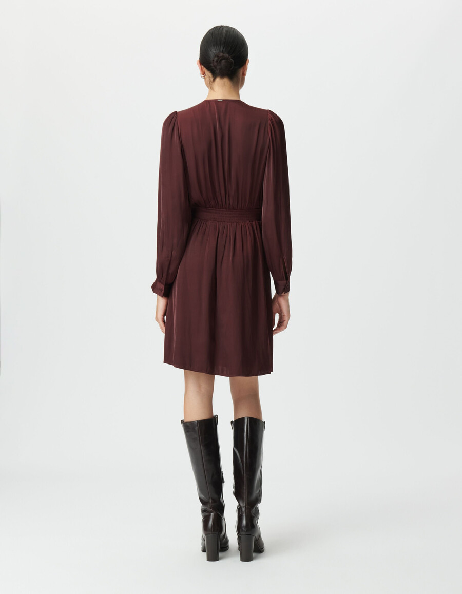 vestido burdeos de mujer con botones forrados