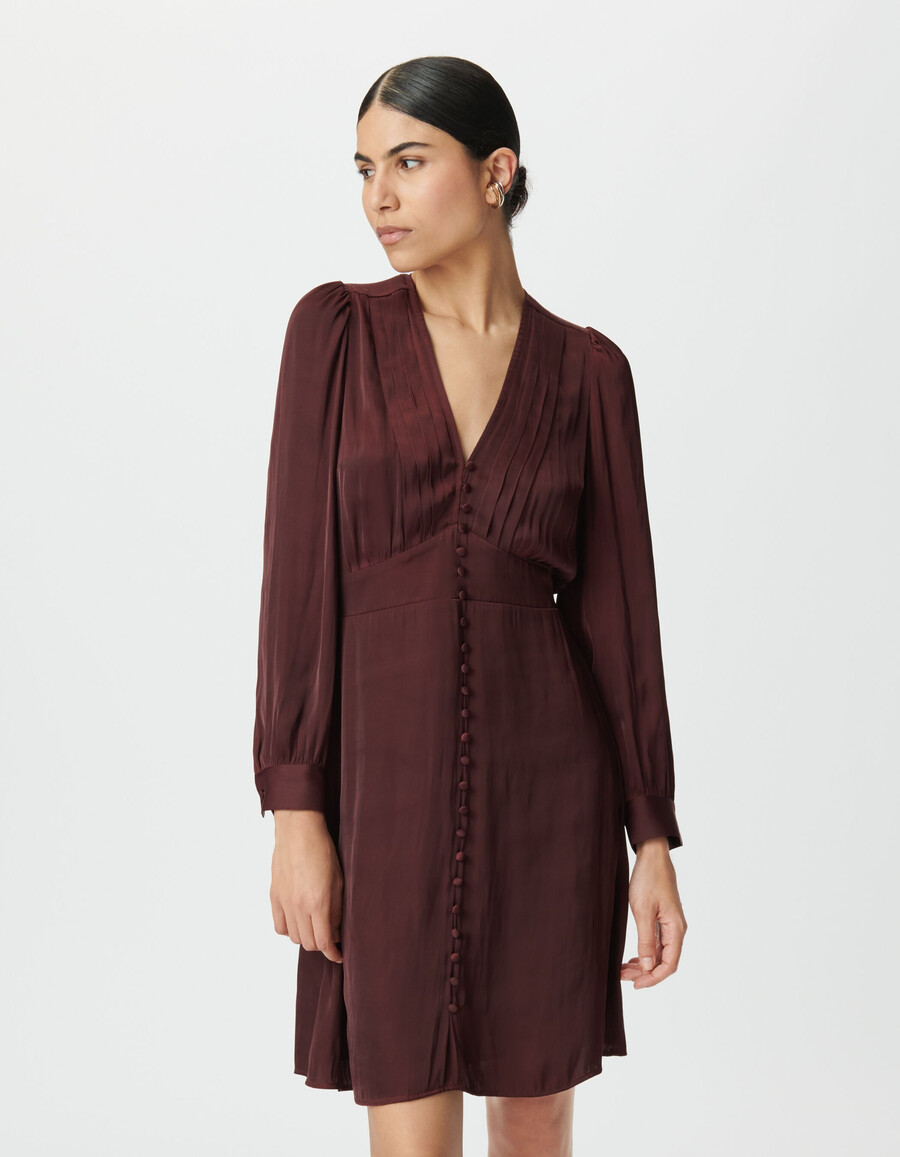 vestido burdeos de mujer con botones forrados