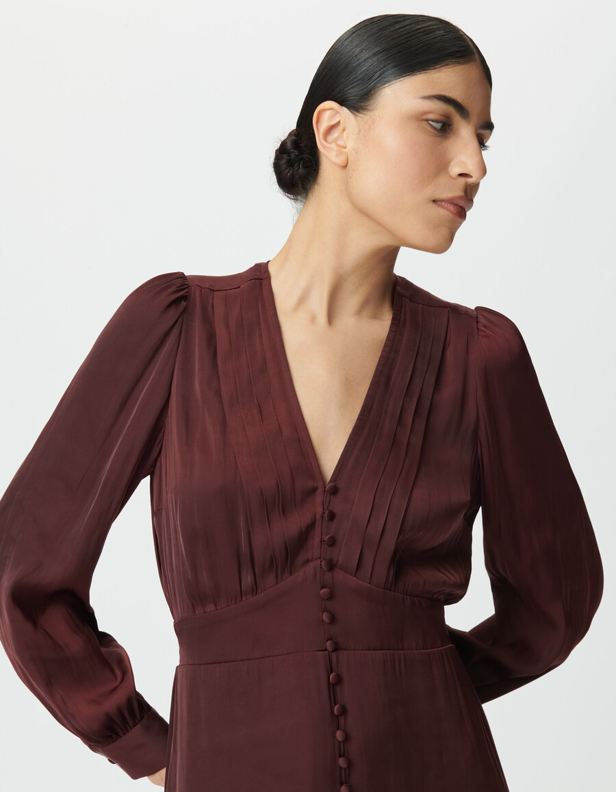 vestido burdeos de mujer con botones forrados