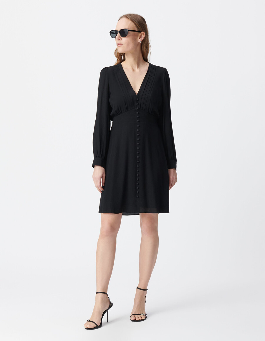 vestido negro de mujer con pliegues y botones