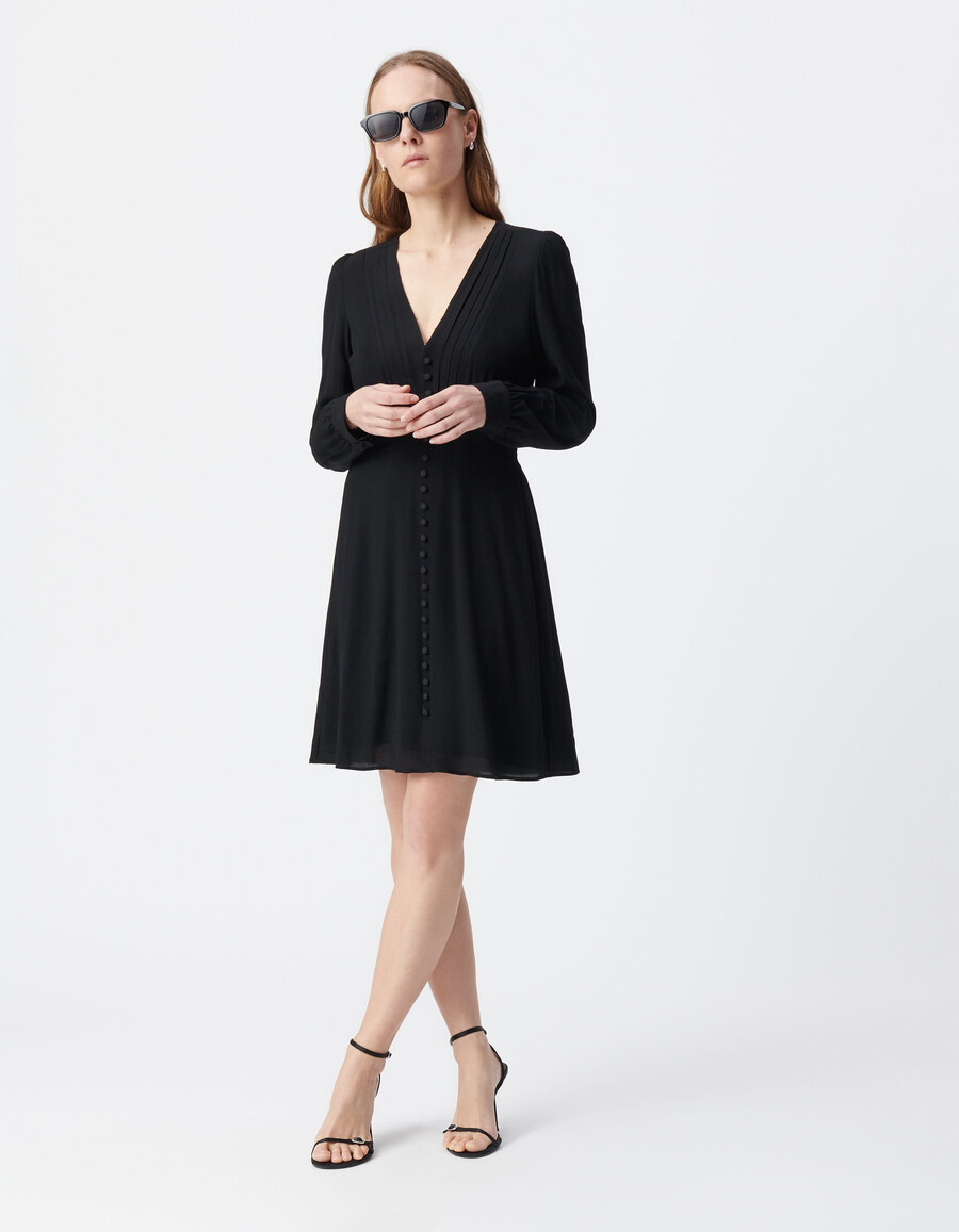 vestido negro de mujer con pliegues y botones