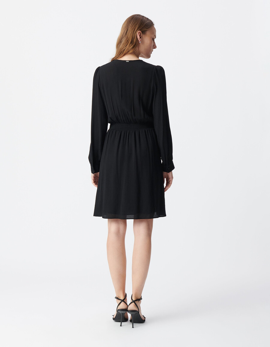 vestido negro de mujer con pliegues y botones