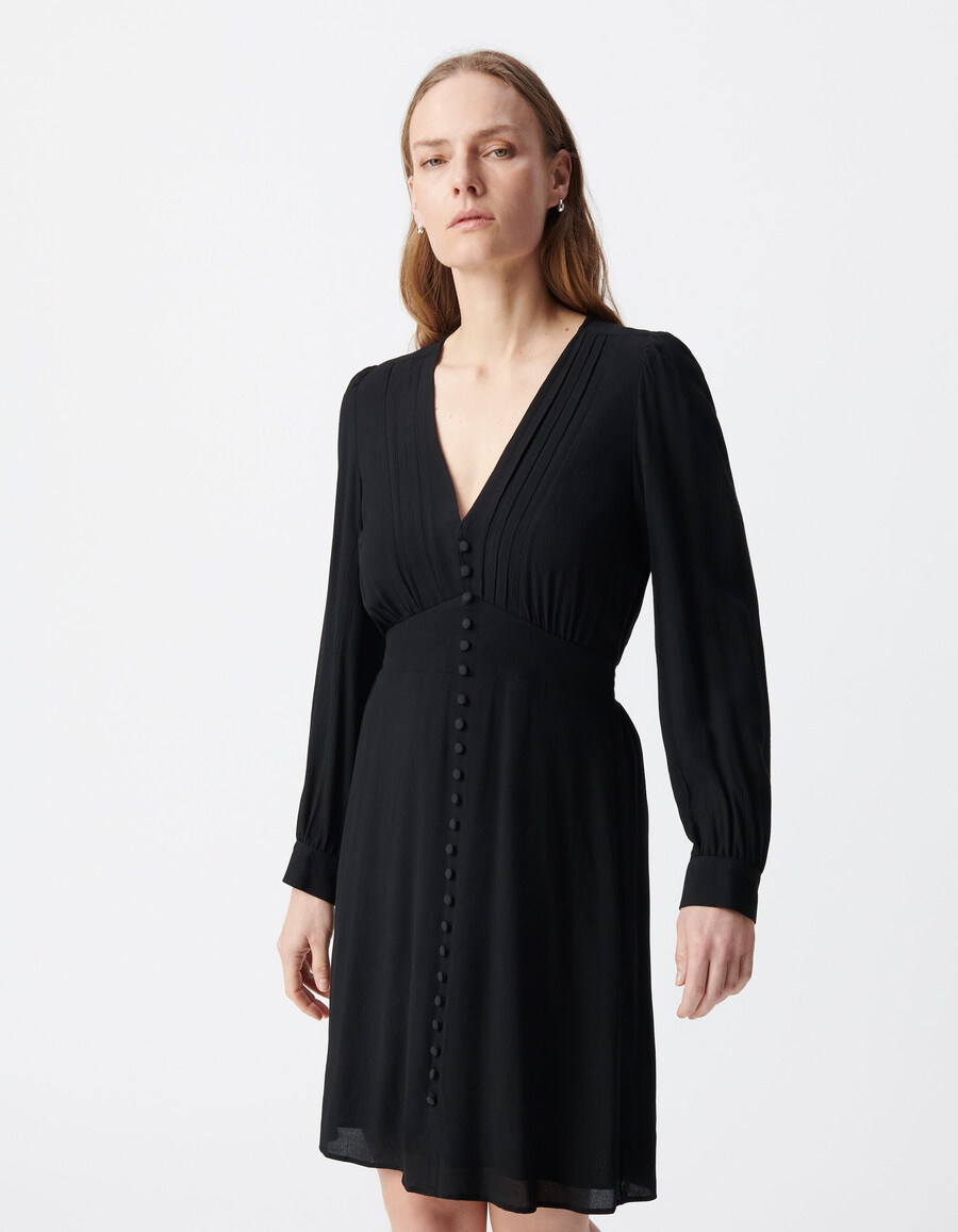 vestido negro de mujer con pliegues y botones