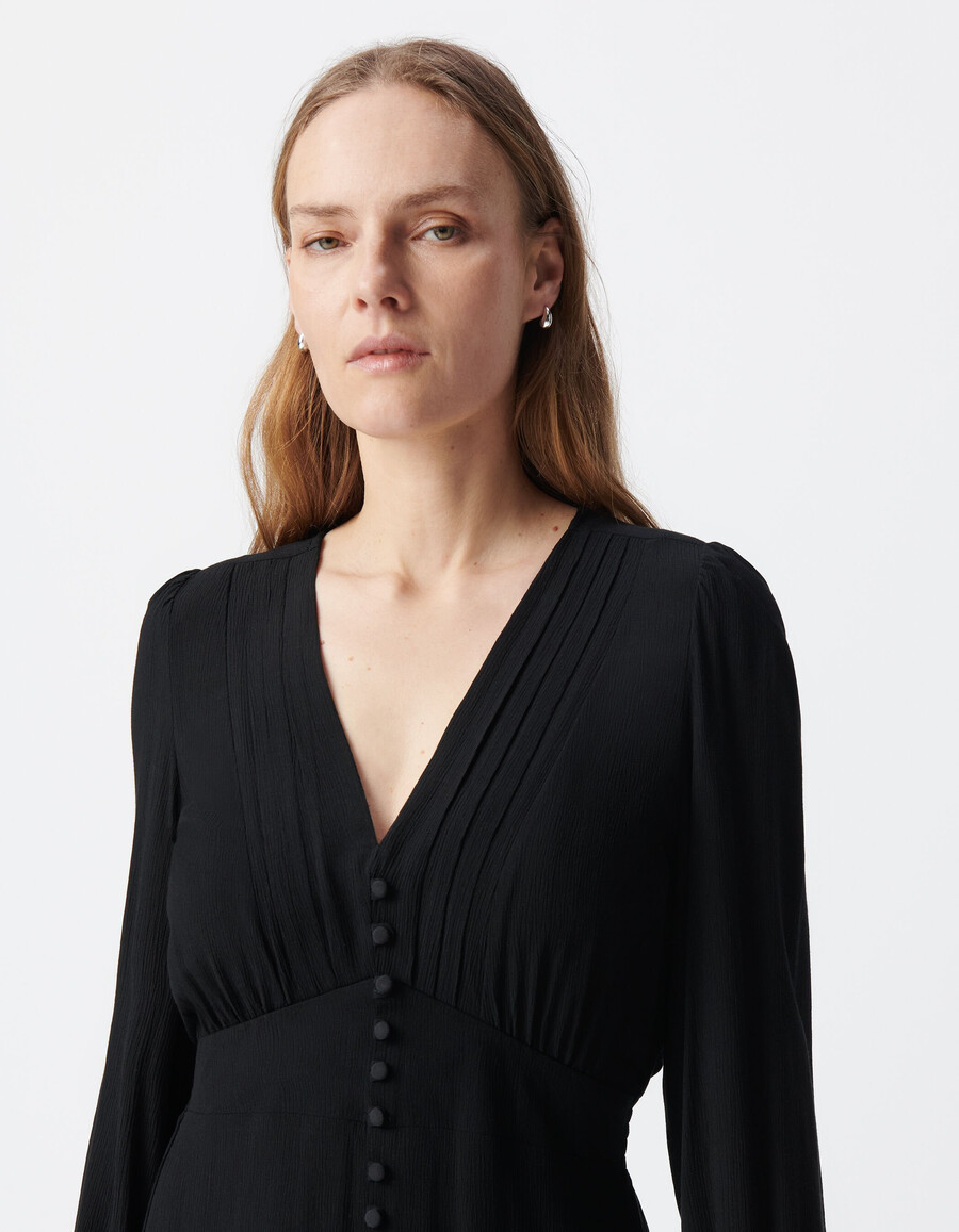 vestido negro de mujer con pliegues y botones