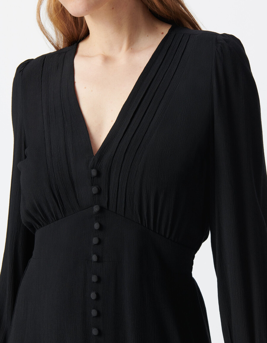 vestido negro de mujer con pliegues y botones