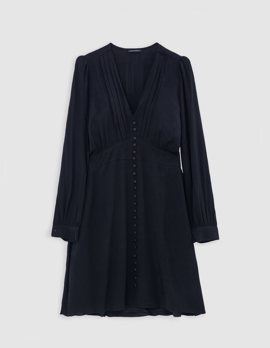 vestido negro de mujer con pliegues y botones