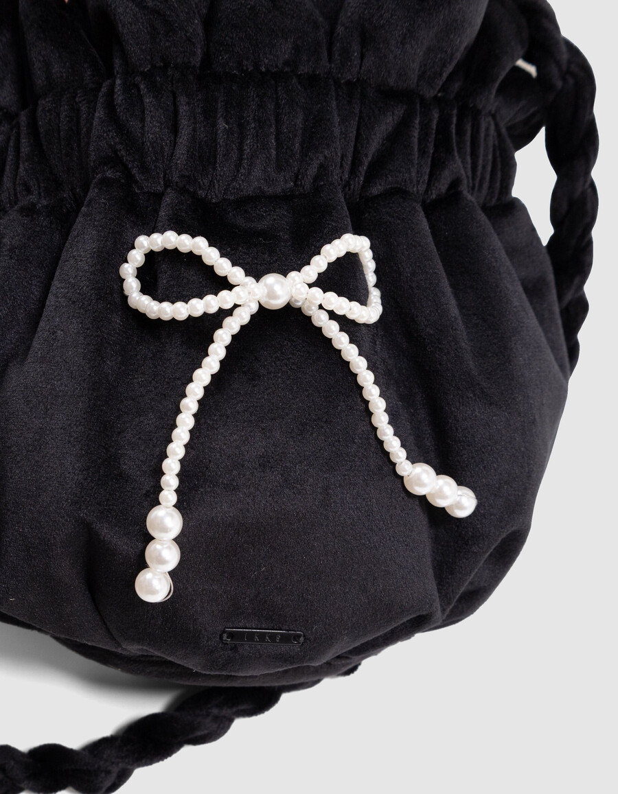 bolso tipo cubo de terciopelo panne negro para niña