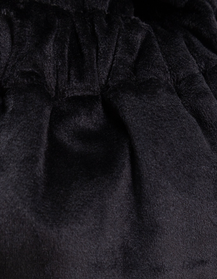 bolso tipo cubo de terciopelo panne negro para niña