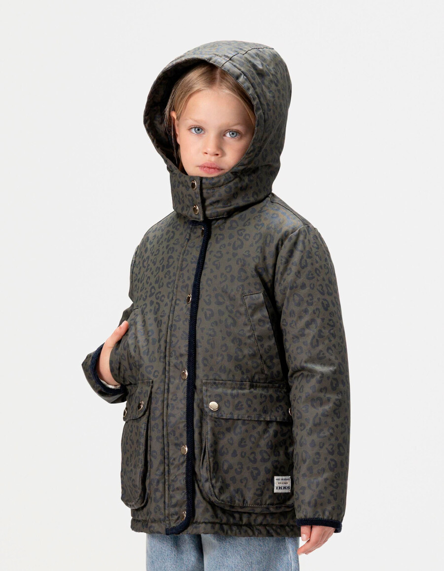 chaqueta de niña color caqui con estampado de corazón de leopardo