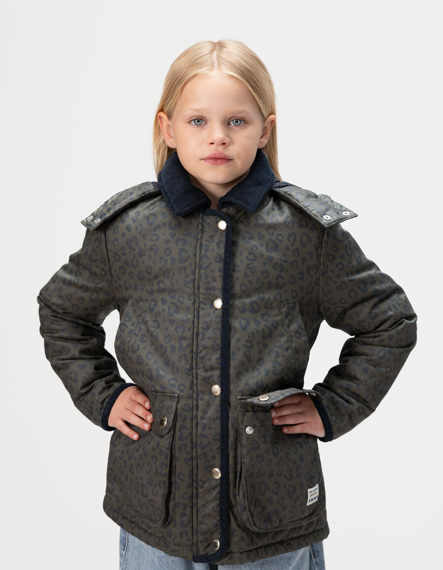 chaqueta de niña color caqui con estampado de corazón de leopardo