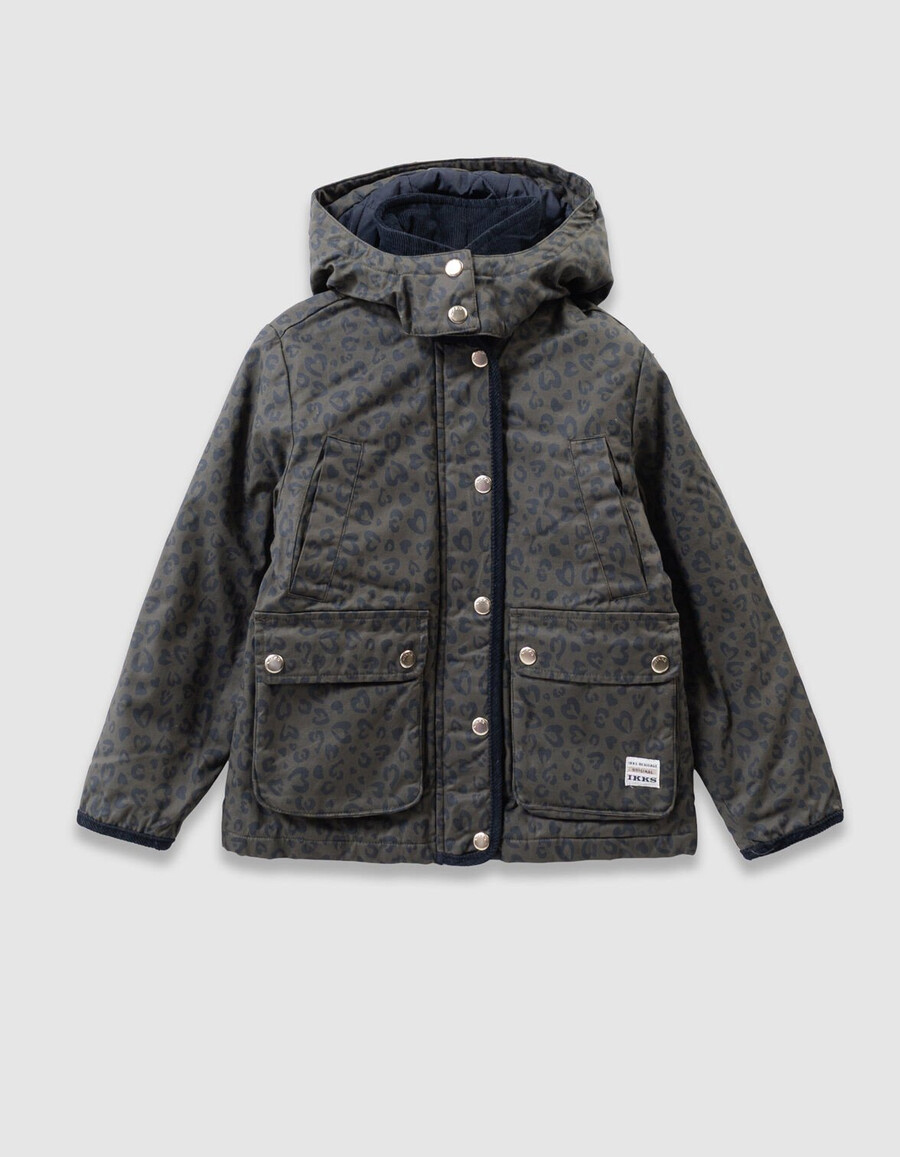 chaqueta de niña color caqui con estampado de corazón de leopardo