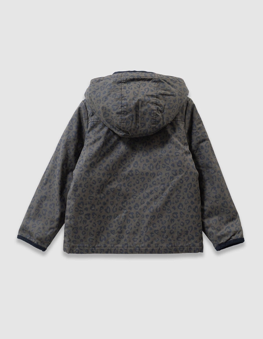 chaqueta de niña color caqui con estampado de corazón de leopardo