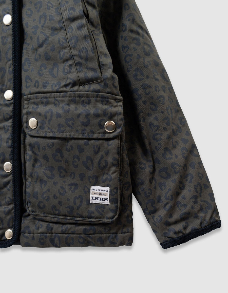 chaqueta de niña color caqui con estampado de corazón de leopardo