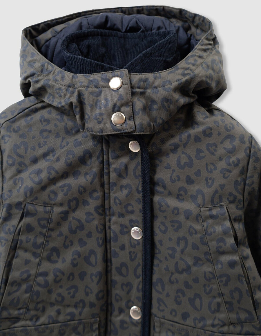 chaqueta de niña color caqui con estampado de corazón de leopardo