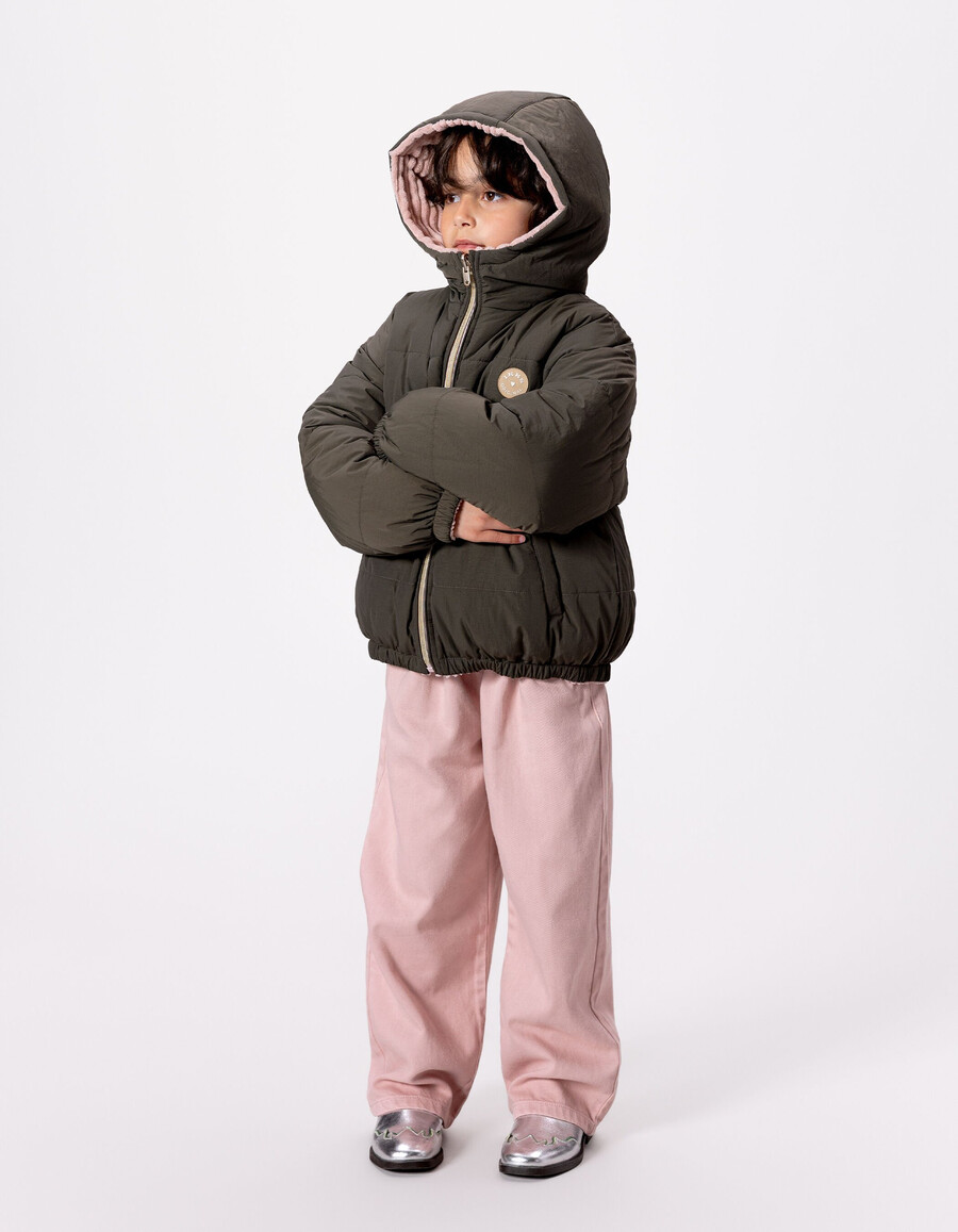 chaqueta acolchada reversible de pana caqui y rosa para niña