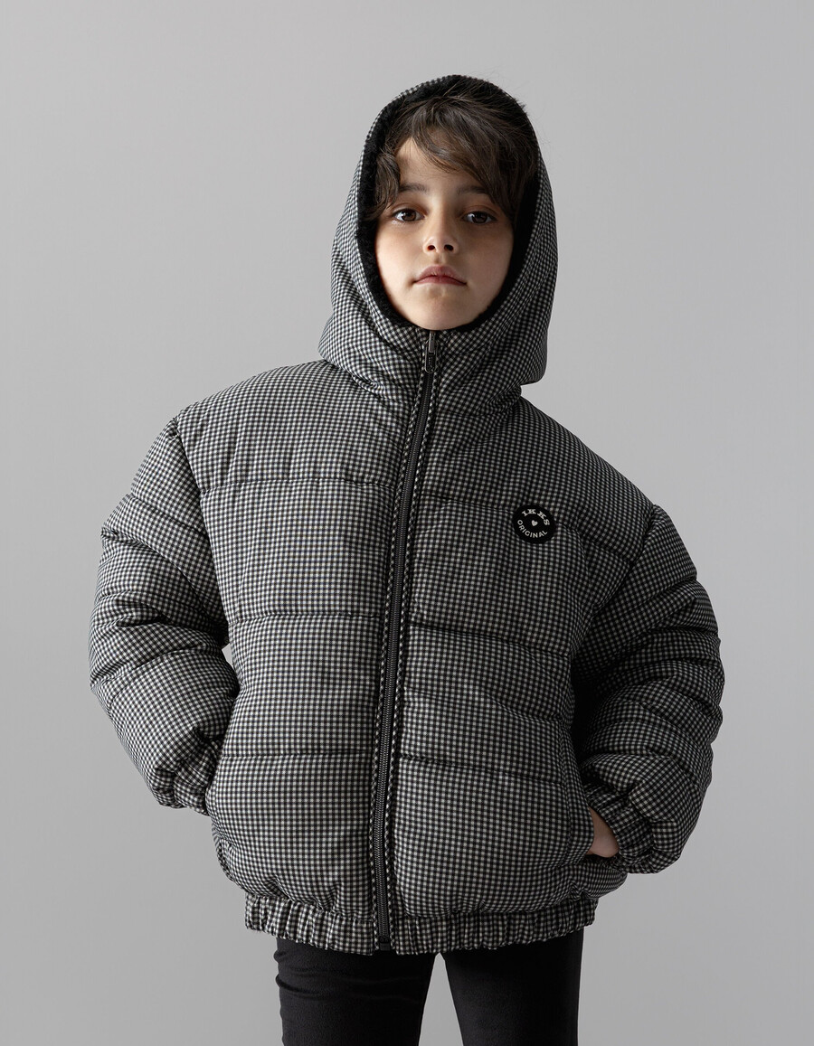 chaqueta acolchada reversible de pata de gallo y sherpa negra para niña