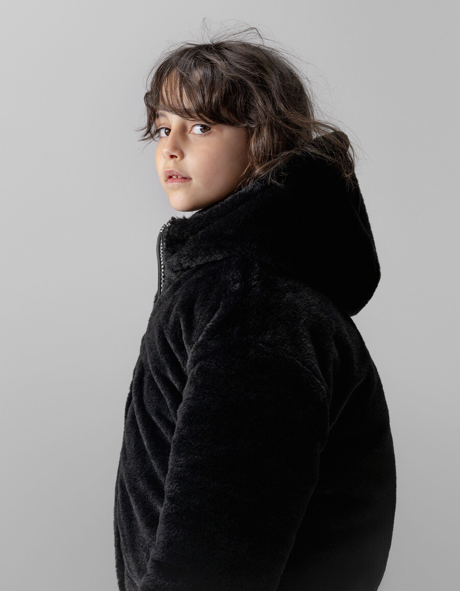 chaqueta acolchada reversible de pata de gallo y sherpa negra para niña