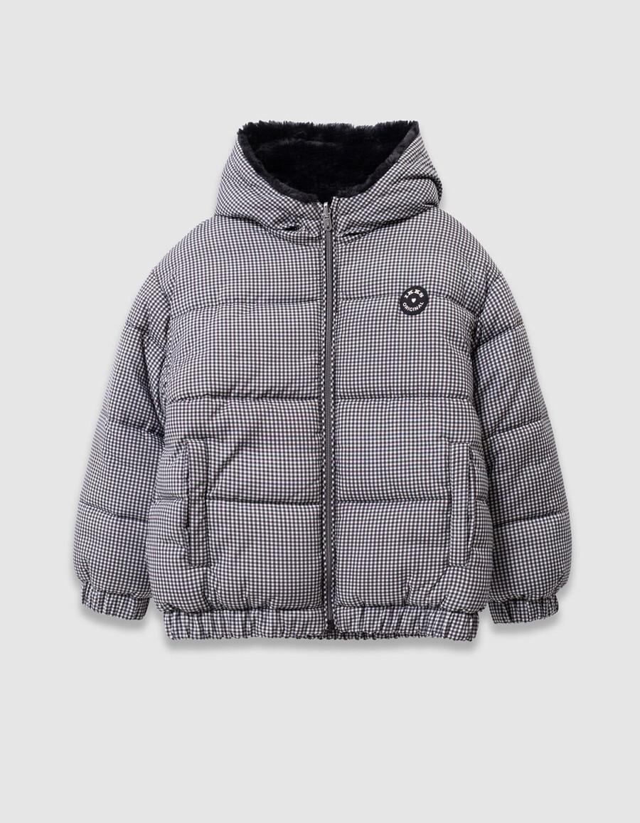 chaqueta acolchada reversible de pata de gallo y sherpa negra para niña