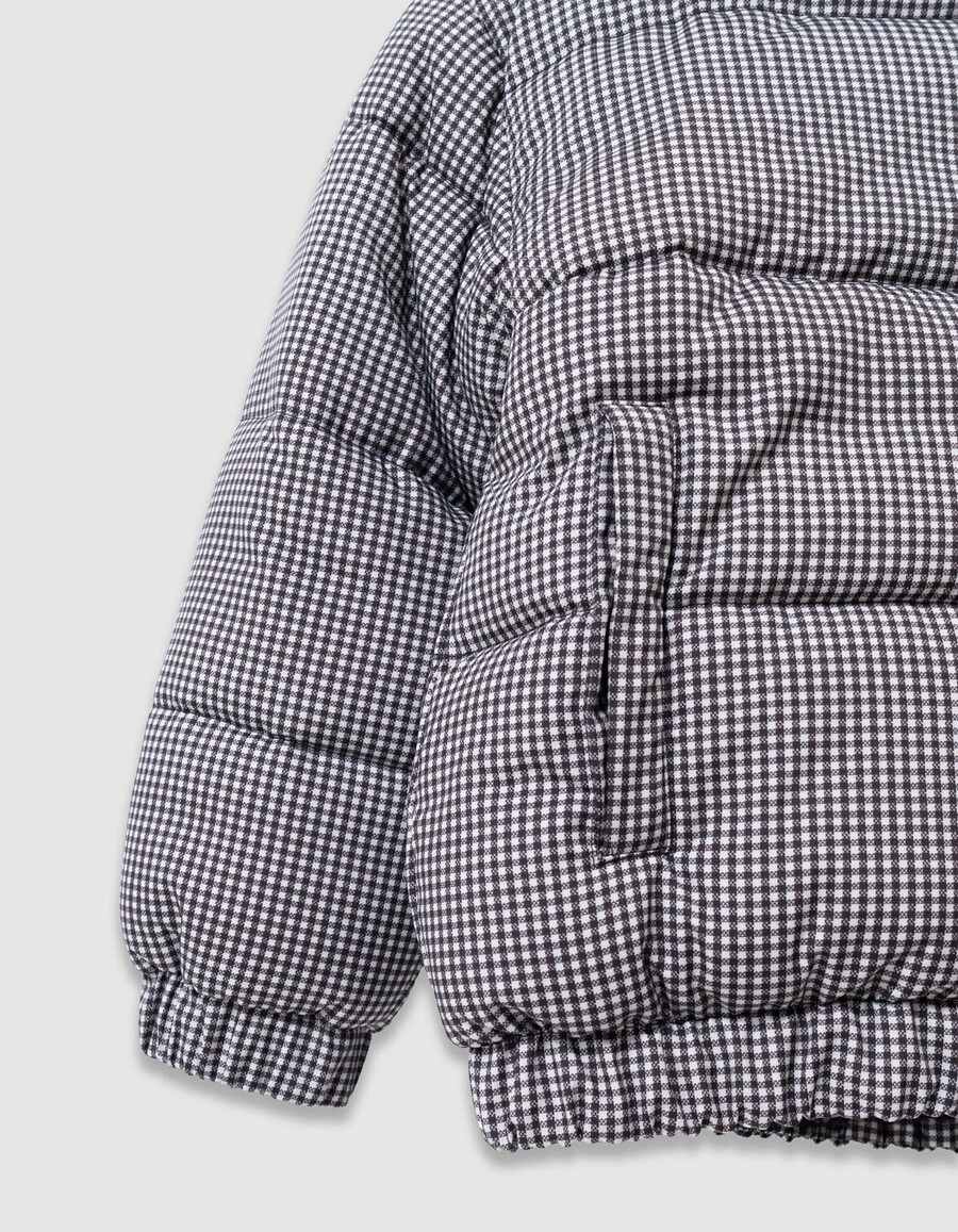 chaqueta acolchada reversible de pata de gallo y sherpa negra para niña