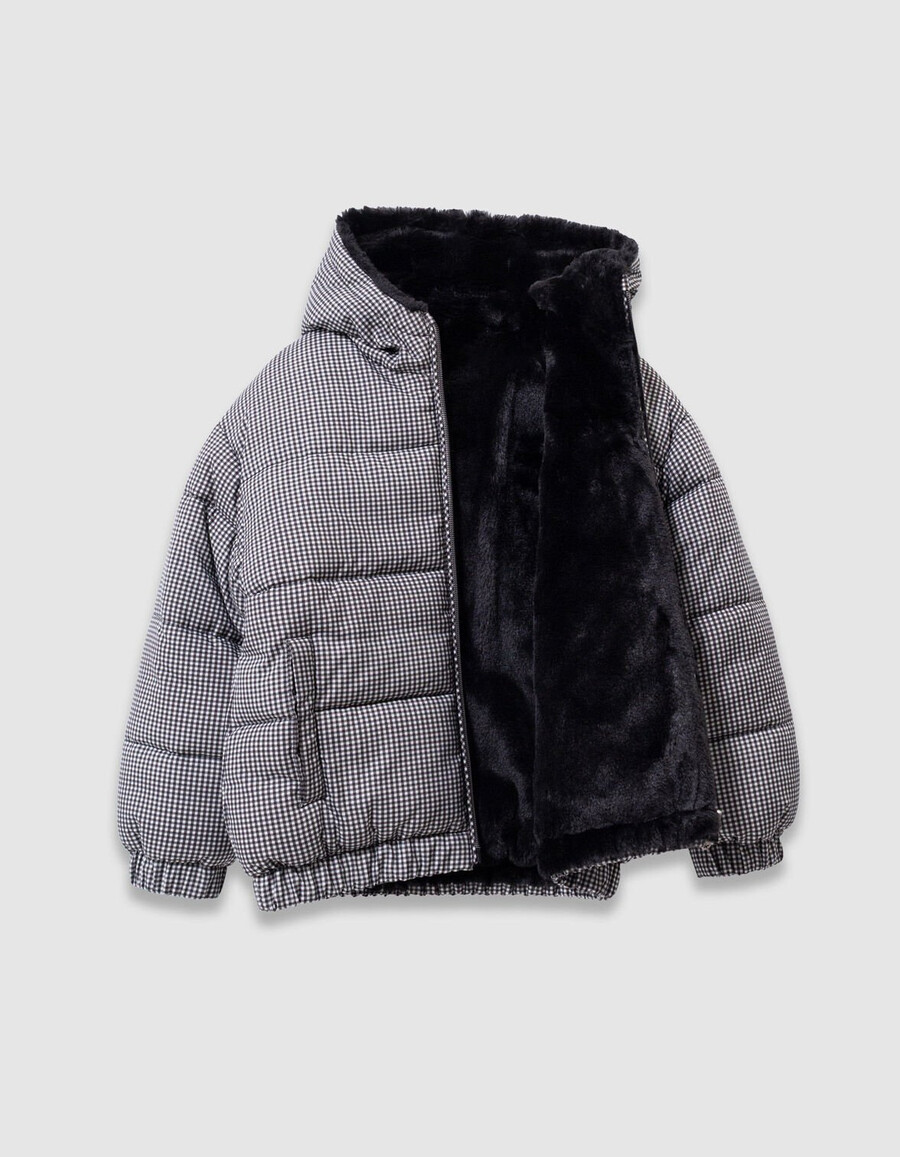 chaqueta acolchada reversible de pata de gallo y sherpa negra para niña