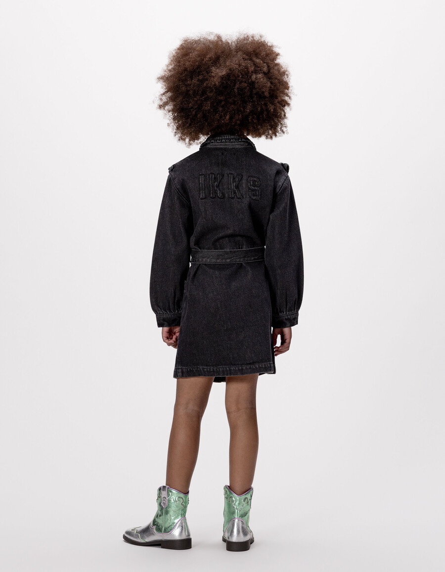 vestido vaquero gris con cinturón y volantes para niña