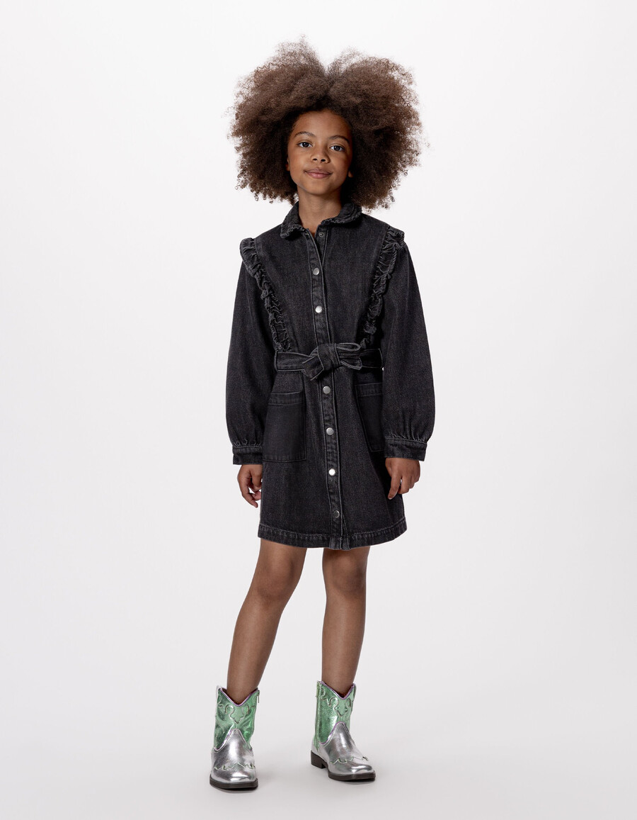vestido vaquero gris con cinturón y volantes para niña