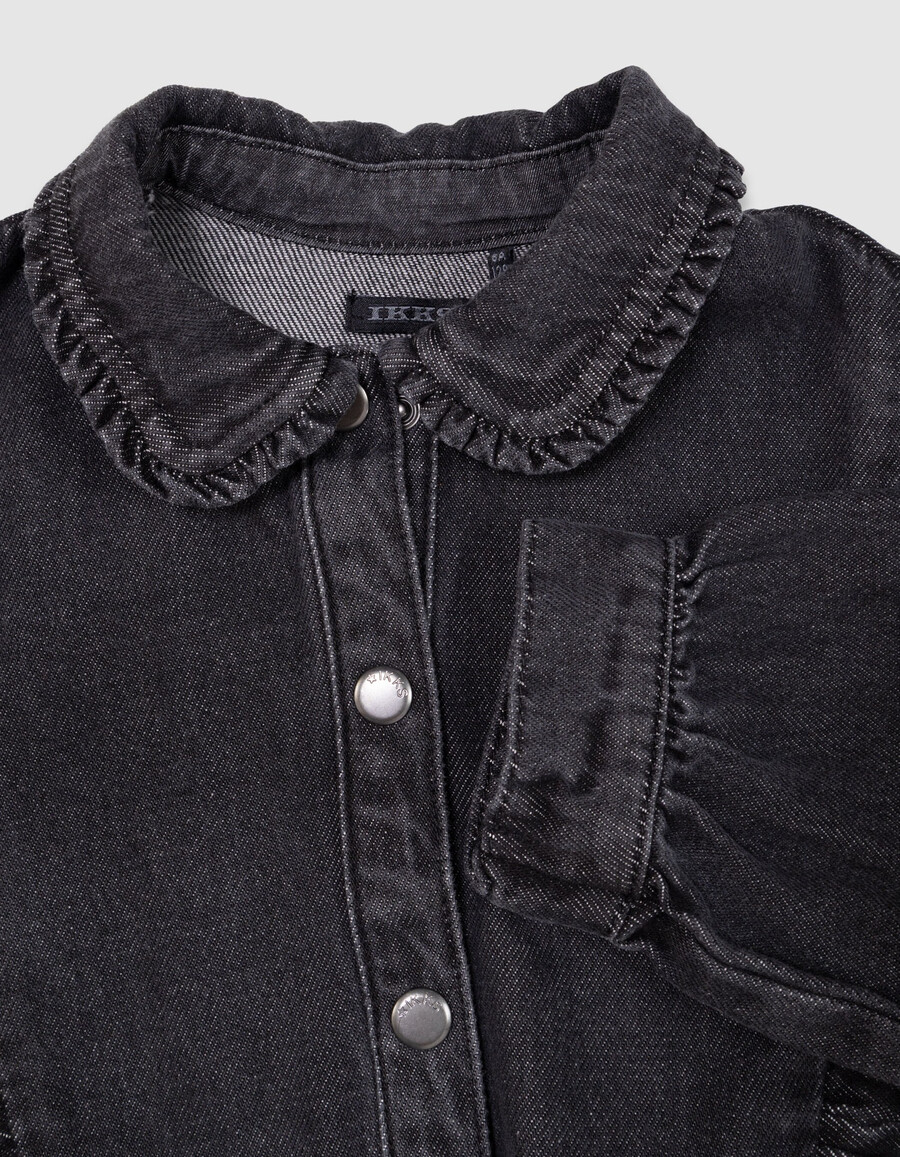 vestido vaquero gris con cinturón y volantes para niña