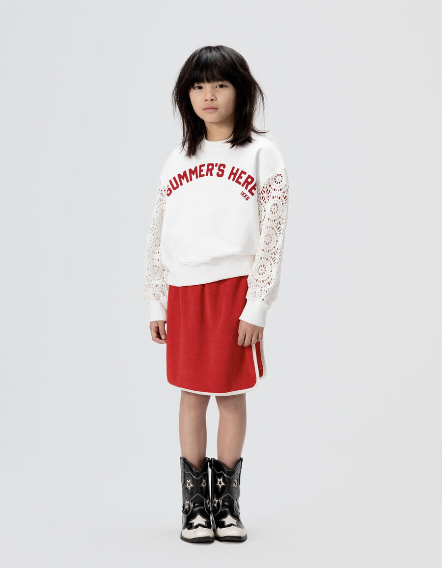 sudadera blanca para niña con mangas de crochet caladas