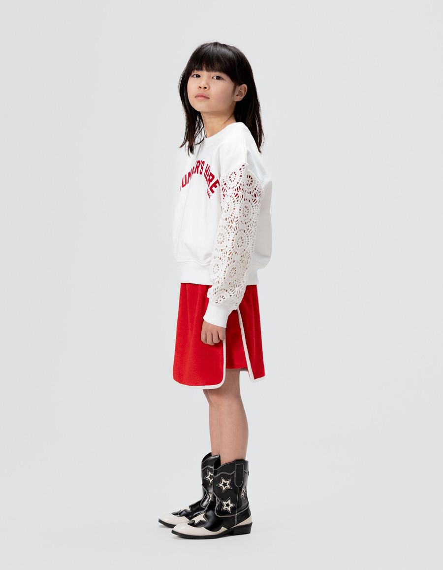 sudadera blanca para niña con mangas de crochet caladas