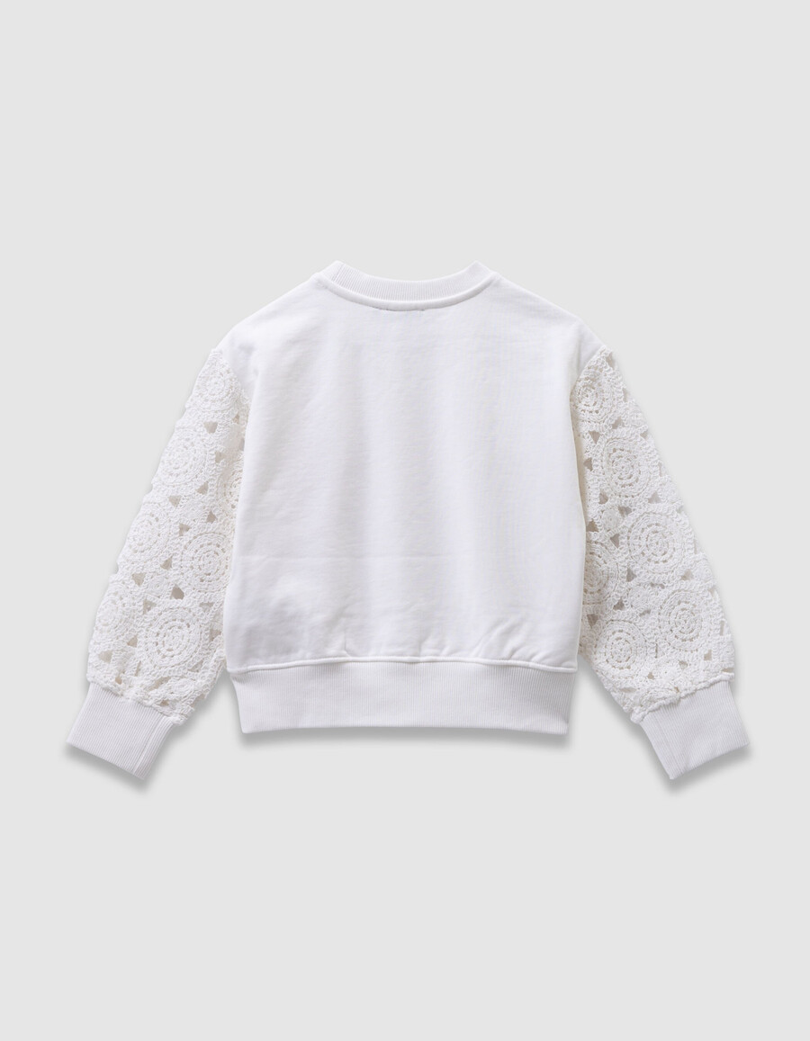 sudadera blanca para niña con mangas de crochet caladas