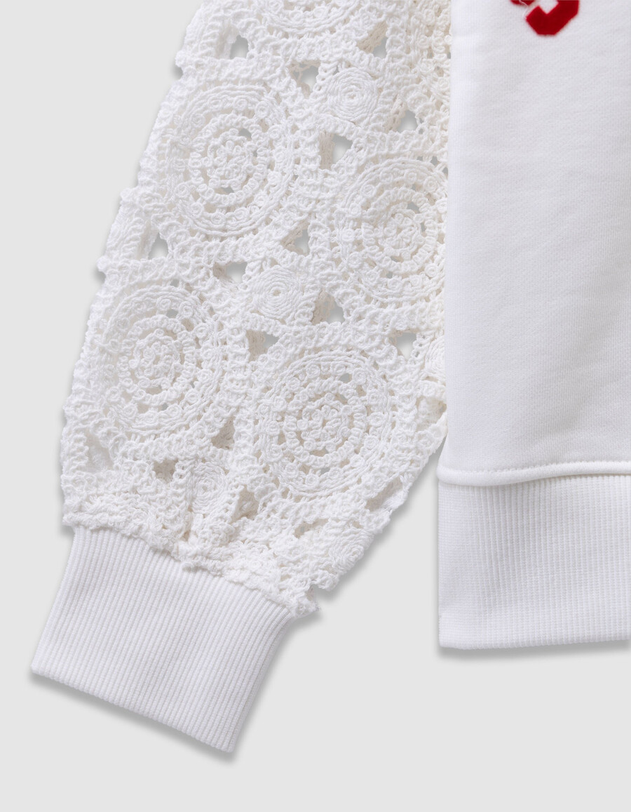 sudadera blanca para niña con mangas de crochet caladas