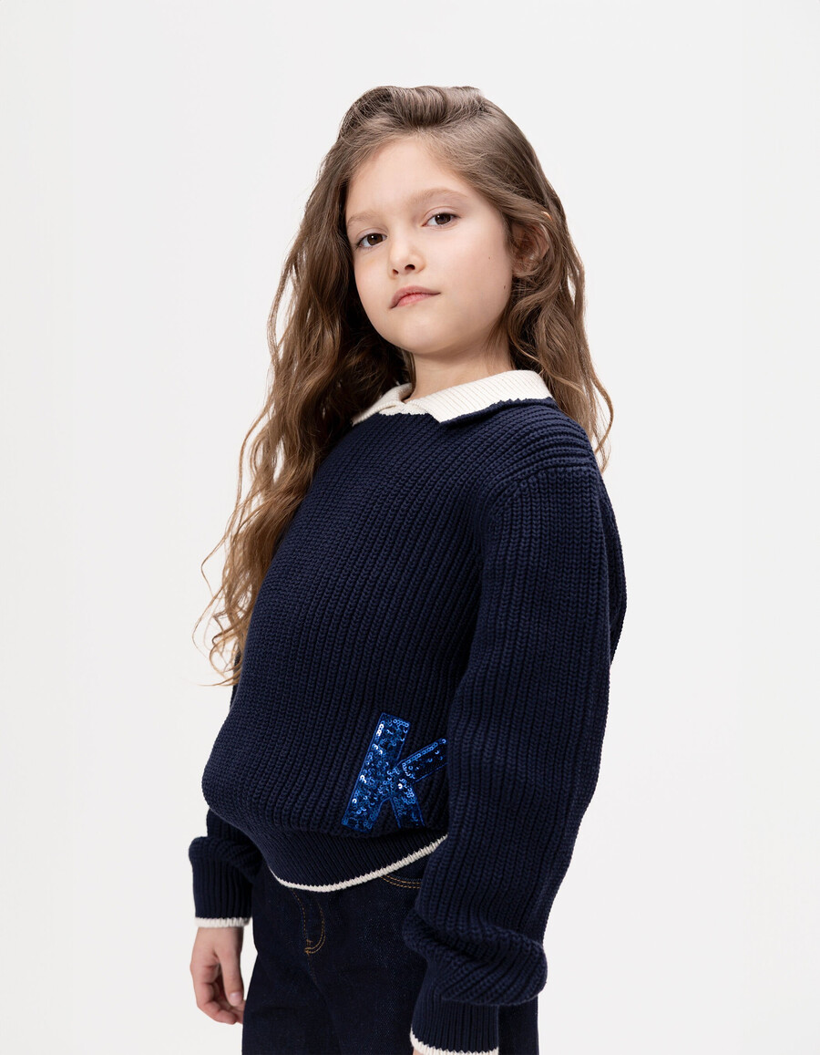 suéter de punto azul marino para niña cuello crudo letra con lentejuelas