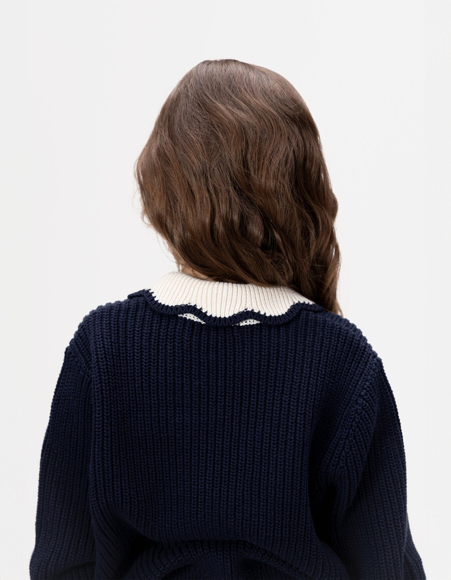 suéter de punto azul marino para niña cuello crudo letra con lentejuelas