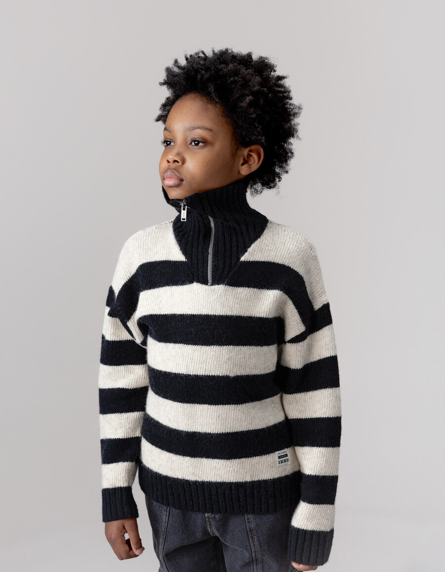 suéter de punto negro con cuello con cremallera y rayas beige para niño